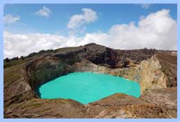 Kelimutu_lakes_-_Aqua_and_Chocolate_1